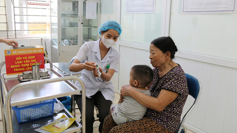 Cán bộ y tế tư vấn cho người dân trên địa bàn Hà Nội về sự cần thiết phải tiêm vaccine sởi