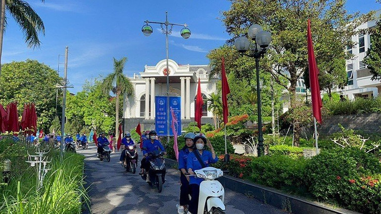 Lực lượng đoàn viên, thanh niên tham gia diễu hành kỷ niệm Ngày Dân số Thế giới 11/7. Lực lượng đoàn viên, thanh niên tham gia diễu hành kỷ niệm Ngày Dân số Thế giới 11/7.