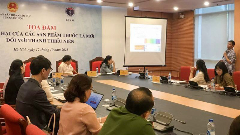 Các đại biểu trao đổi thông tin về thuốc lá thế hệ mới tại buổi tọa đàm.