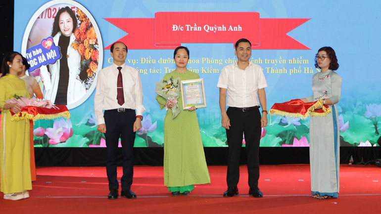 Lãnh đạo Sở Y tế Hà Nội, Liên đoàn Lao động thành phố Hà Nội trao phần thưởng cho các cá nhân được tuyên dương tại hội nghị. Lãnh đạo Sở Y tế Hà Nội, Liên đoàn Lao động thành phố Hà Nội trao phần thưởng cho các cá nhân được tuyên dương tại hội nghị.