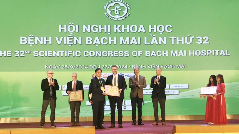 Lãnh đạo Bệnh viện Bạch Mai trao Giấy chứng nhận cho các chuyên gia y tế đến từ Mỹ, Nhật Bản, Thái Lan. Lãnh đạo Bệnh viện Bạch Mai trao Giấy chứng nhận cho các chuyên gia y tế đến từ Mỹ, Nhật Bản, Thái Lan.