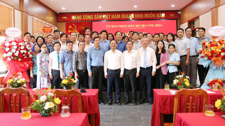 Các đại biểu chụp ảnh lưu niệm tại Hội nghị