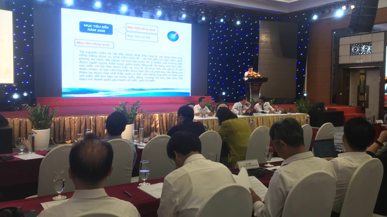 Đại diện Cục Biển và Hải đảo Việt Nam trình bày tóm tắt Chiến lược.