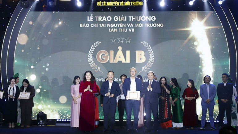 Lãnh đạo Bộ Tài nguyên và Môi trường trao Giải thưởng cho các tác giải đoạt giải.