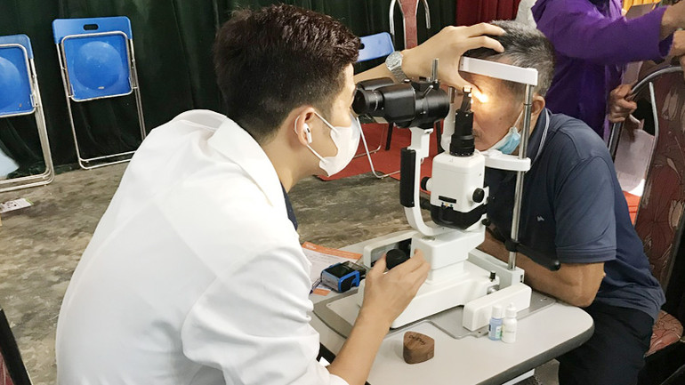 Các y, bác sĩ khám mắt cho người dân trên địa bàn huyện Ba Vì tại Ngày hội Y tế cơ sở
