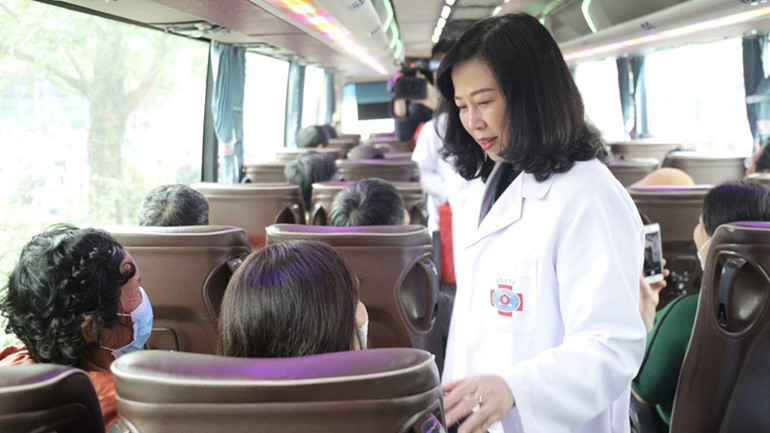 Bộ trưởng Y tế Đào Hồng Lan lên xe thăm hỏi và chúc người bệnh, người nhà người bệnh đón Tết Giáp Thìn an lành và mạnh khỏe. Bộ trưởng Y tế Đào Hồng Lan lên xe thăm hỏi và chúc người bệnh, người nhà người bệnh đón Tết Giáp Thìn an lành và mạnh khỏe.
