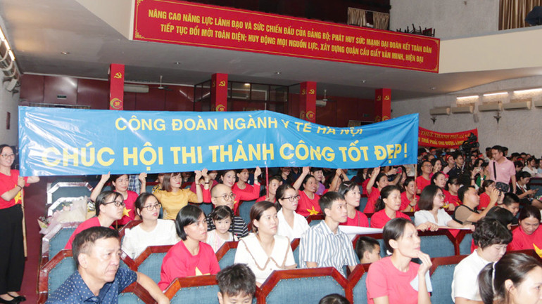 Các cổ động viên cổ vũ nhiệt tình cho các đội tham gia Hội thi.