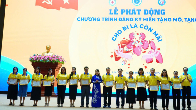 Trao Giấy khen cho các cá nhân đã có thành tích xuất sắc trong truyền thông, vận động hiến mô, tạng - Cho đi là còn mãi.