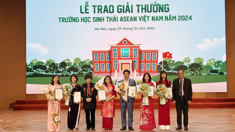 Đại diện Ban tổ chức trao giải thưởng cho các trường đoạt giải.