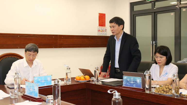 Phó Giám đốc Sở Y tế Hà Nội Vũ Cao Cương báo cáo tình hình dịch bệnh sởi trên địa bàn thành phố.