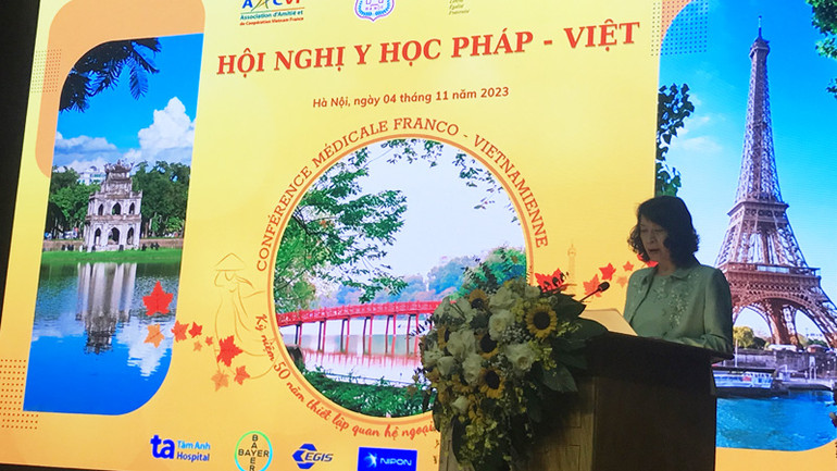 Thứ trưởng Y tế Nguyễn Thị Liên Hương phát biểu ý kiến tại Hội nghị.