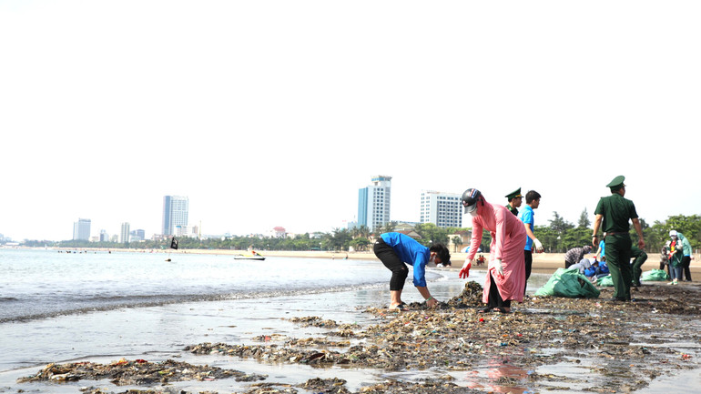 Lực lượng vũ trang, đoàn thanh niên, người dân thu gom rác thải tại bãi biển Cửa Lò (Nghệ An).