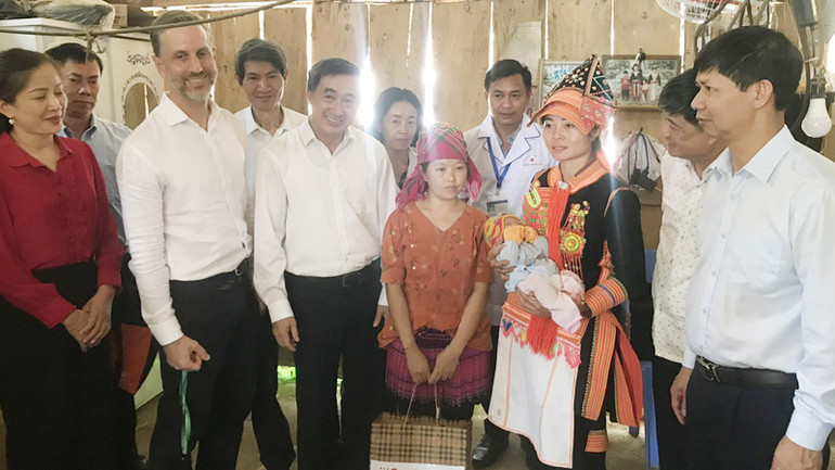 Thứ trưởng Y tế và Đoàn công tác thăm và tặng quà phụ nữ sau sinh trên địa bàn xã Mù Sang.