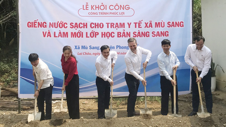 Các đại biểu khởi công giếng nước sạch cho Trạm Y tế xã Mù Sang.