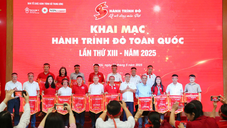 Ban Tổ chức trao cờ lưu niệm cho các đơn vị tham gia Hành trình Đỏ toàn quốc lần thứ XIII-năm 2025. Ban Tổ chức trao cờ lưu niệm cho các đơn vị tham gia Hành trình Đỏ toàn quốc lần thứ XIII-năm 2025.