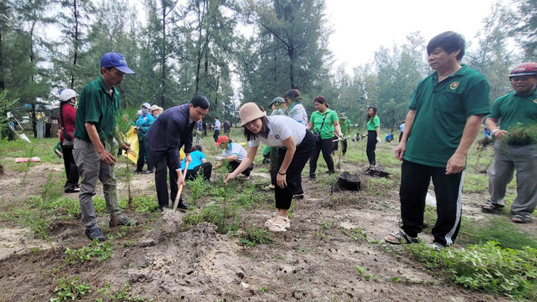 Các đại biểu, người dân trên địa bàn thành phố Huế tham gia trồng cây tại bãi biển.
