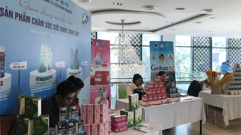 Gian hàng trưng bày các sản phẩm chăm sóc sức khỏe sinh sản tại lễ mít-tinh kỷ niệm Ngày Dân số Việt Nam (26/12) năm 2023.