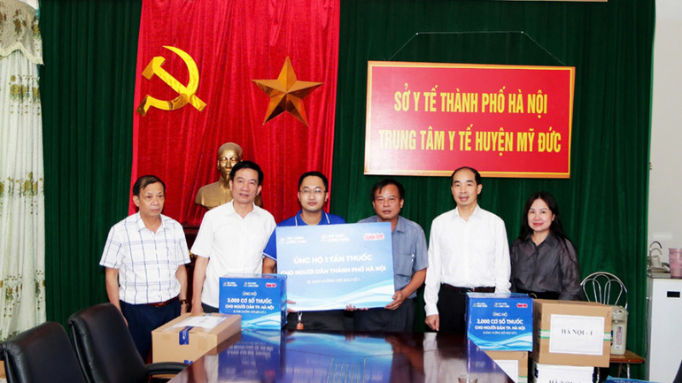 Lãnh đạo Sở Y tế Hà Nội tặng thuốc, vật tư y tế cho Trung tâm huyện Mỹ Đức (TP Hà Nội).