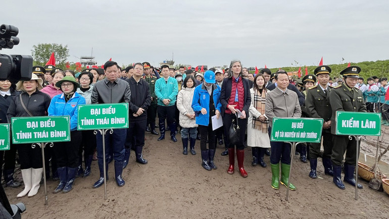 Quang cảnh lễ phát động.