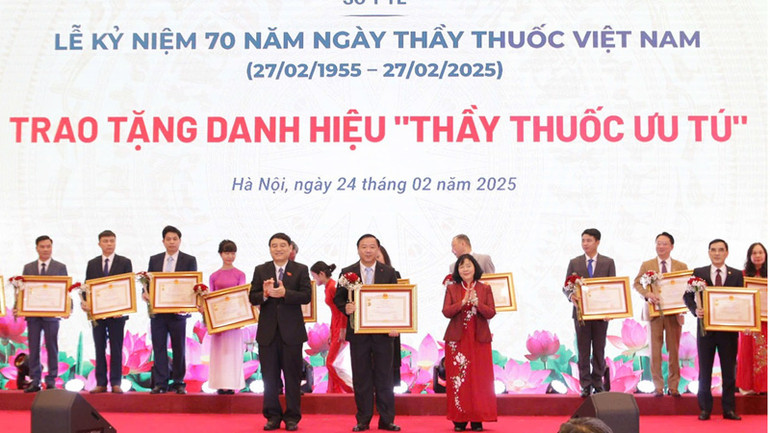 Ủy viên Ủy ban Thường vụ Quốc hội, Chủ nhiệm Ủy ban Văn hóa, Giáo dục của Quốc hội Nguyễn Đắc Vinh trao tặng Danh hiệu Thầy thuốc Ưu tú cho cán bộ y tế tại Lễ kỷ niệm.