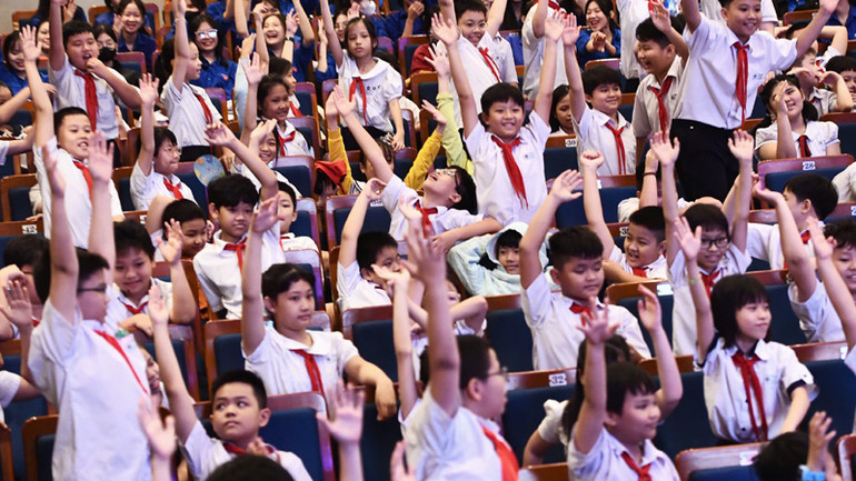 Các em học sinh trên địa bàn thành phố Đà Nẵng tham dự buổi mít-tinh.