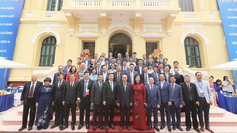 Các đại biểu chụp ảnh lưu niệm tại Lễ kỷ niệm.