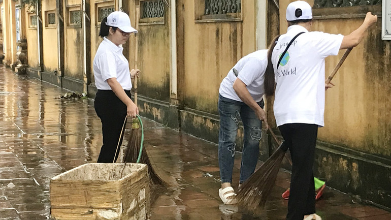 Người dân tham gia thu gom rác thải trên địa bàn huyện Thanh Trì. Người dân tham gia thu gom rác thải trên địa bàn huyện Thanh Trì.