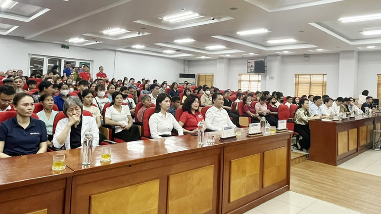 Các đại biểu tham dự chương trình.