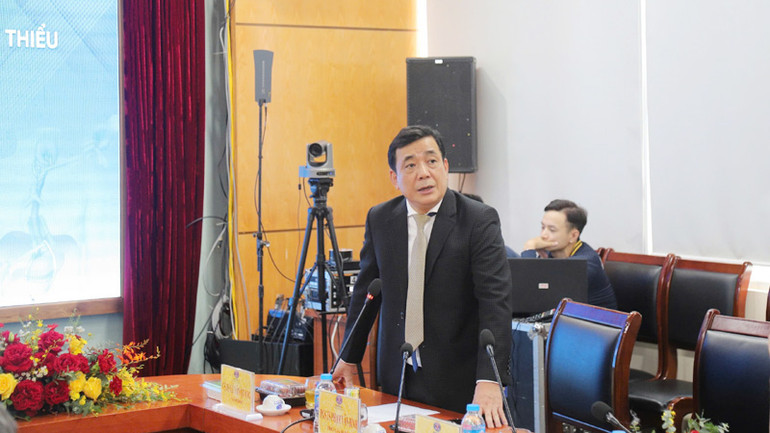 Phó Giáo sư, Tiến sĩ Phạm Văn Bình trao đổi tại hội thảo khoa học.