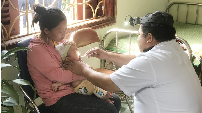 Cán bộ Trạm Y tế xã Mù Sang (huyện Phong Thổ, tỉnh Lai Châu) khám bệnh cho trẻ em trên địa bàn.