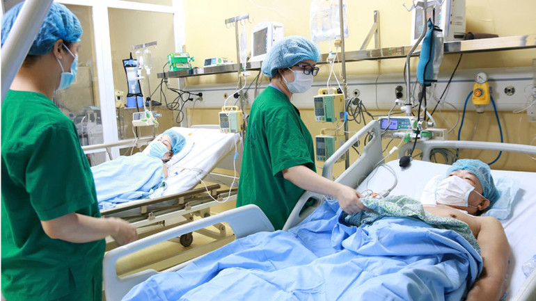 Các y, bác sĩ Bệnh viện đa khoa Xanh-Pôn chăm sóc sức khỏe hai bệnh nhân được ghép tạng từ người cho chết não tại bệnh viện.