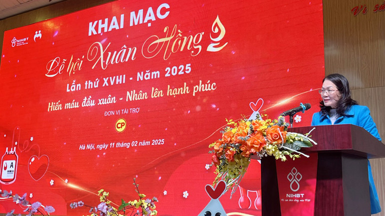 Chủ tịch Trung ương Hội Chữ thập Việt Nam, Phó trưởng ban Thường trực Ban Chỉ đạo quốc gia vận động hiến máu tình nguyện Bùi Thị Hòa phát biểu tại buổi khai mạc.