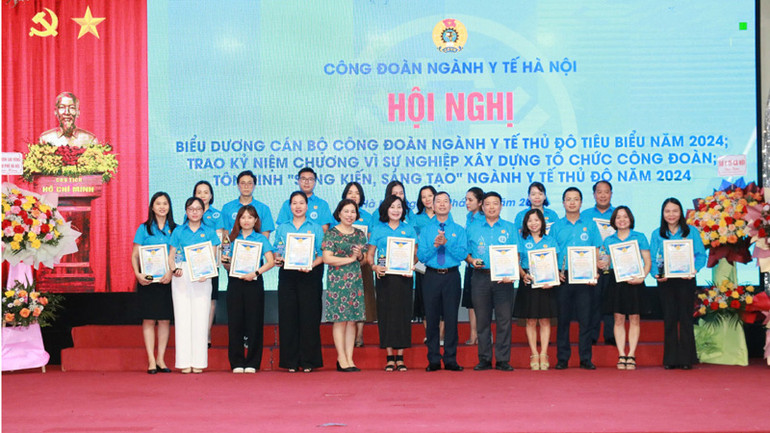 Các cán bộ Công đoàn ngành y tế Hà Nội được biểu dương tại hội nghị.