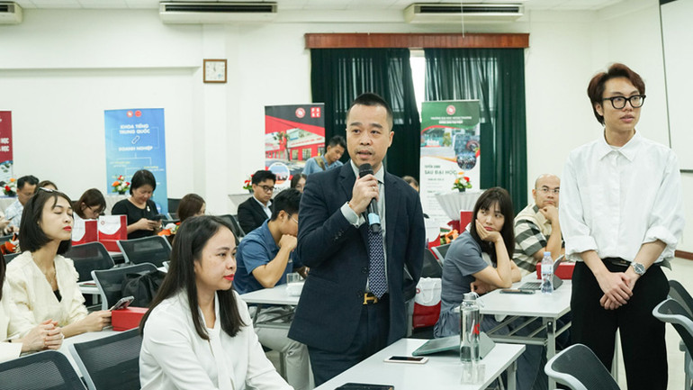 Các đại biểu trao đổi, thảo luận tại Diễn đàn.