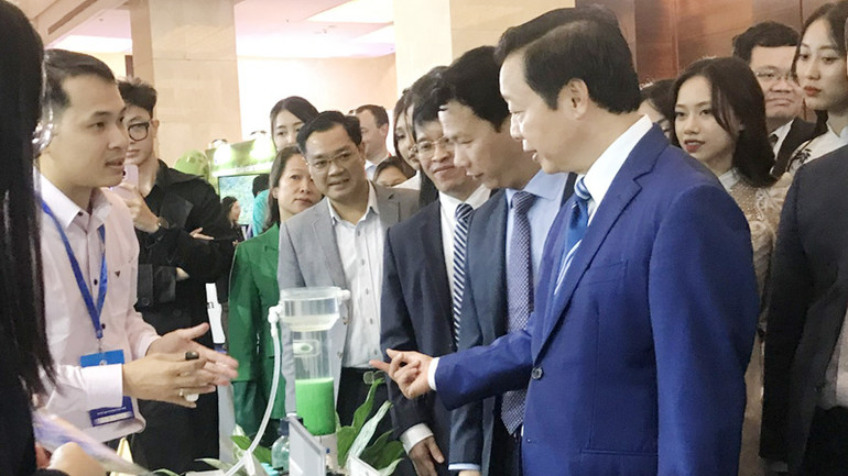 Phó Thủ tướng Chính phủ Trần Hồng Hà, lãnh đạo Bộ Tài nguyên và Môi trường và các đại biểu tham quan triển lãm của các doanh nghiệp tại Diễn đàn.