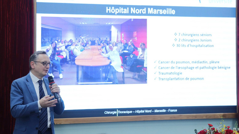 Giáo sư Xavier Benoit D'Journo trao đổi tại hội thảo khoa học.