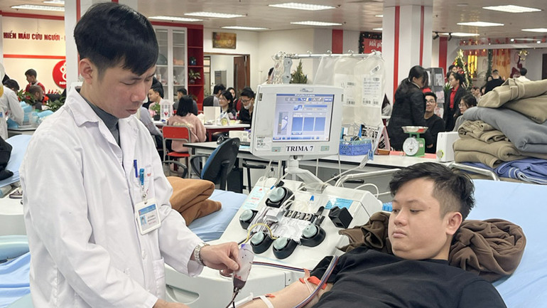 Lực lượng đoàn viên, thanh niên trên địa bàn thành phố Hà Nội hiến tiểu cầu tại Lễ hội Xuân hồng năm 2025.