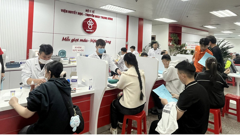 Đông đảo đoàn viên, thanh niên tham gia đăng ký hiến máu tình nguyện tại Lễ hội Xuân hồng năm 2025.