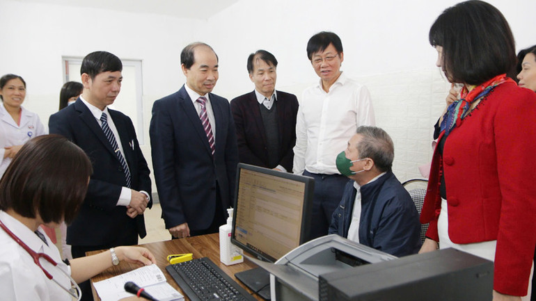 Tiến sĩ Nguyễn Đình Hưng thăm hỏi người bệnh đang điều trị tại Bệnh viện Thanh Trì