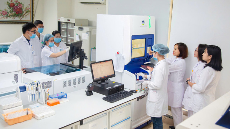 Các y, bác sĩ Viện Huyết học-Truyền máu Trung ương trao đổi kết quả xét nghiệm máu.