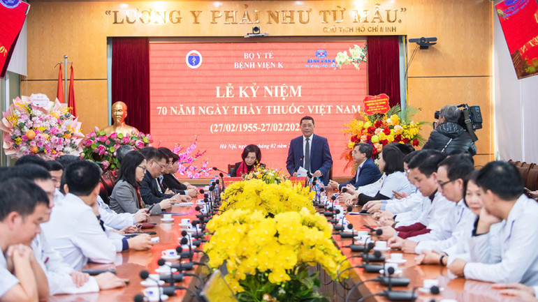 Giáo sư, Tiến sĩ Lê Văn Quảng, Bí thư Đảng ủy, Giám đốc Bệnh viện K báo kết quả hoạt động của bệnh viện với Đoàn Đại biểu Quốc hội.