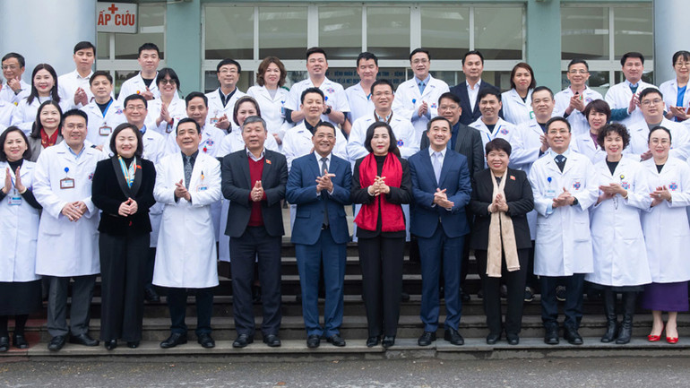 Đoàn đại biểu Quốc hội chụp ảnh lưu niệm với các y, bác sĩ, nhân viên, người lao động Bệnh viện K.