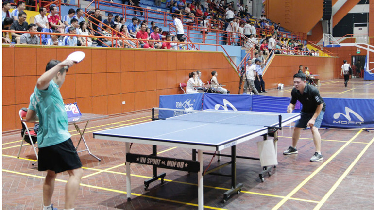 Các vận động viên tranh tài môn bóng bàn tại Hội khỏe