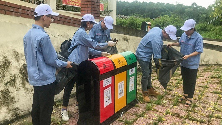 Thực hiện phân loại rác trên đường phố