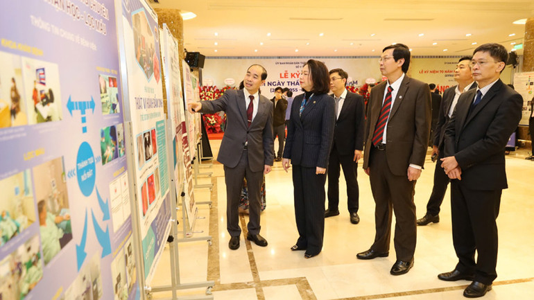 Lãnh đạo UBND thành phố Hà Nội và các đại biểu tham quan Triển lãm thành tựu ngành y tế Thủ đô.