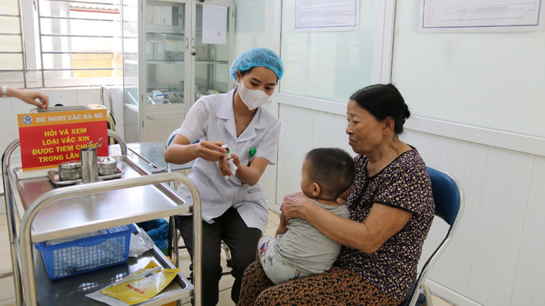 Người dân trên địa bàn thành phố Hà Nội đưa trẻ đi tiêm chủng tiêm vaccine sởi.