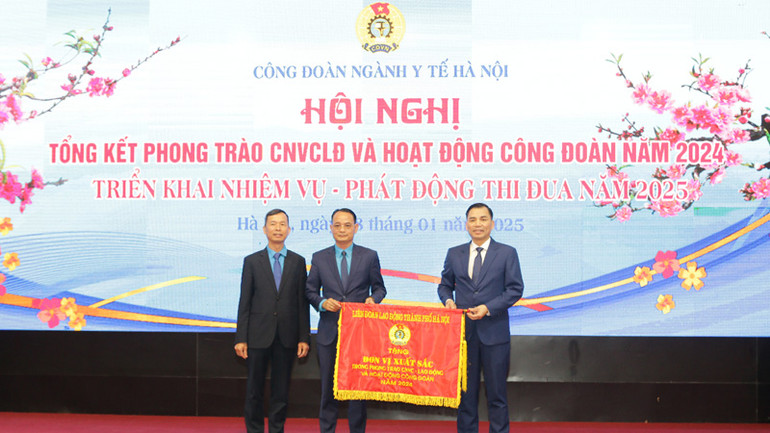 Lãnh đạo Công đoàn y tế Hà Nội nhận tặng Cờ đơn vị xuất sắc của Liên đoàn Lao động thành phố Hà Nội trao tặng.