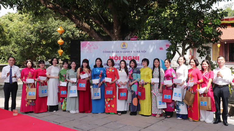 Lãnh đạo Công đoàn ngành Y tế Hà Nội trao thưởng cho các cán bộ nữ tiêu biểu năm 2023. Lãnh đạo Công đoàn ngành Y tế Hà Nội trao thưởng cho các cán bộ nữ tiêu biểu năm 2023.