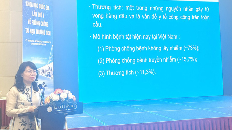 Cục trưởng Quản lý môi trường y tế Lương Mai Anh chia sẻ thông tin tại hội nghị.