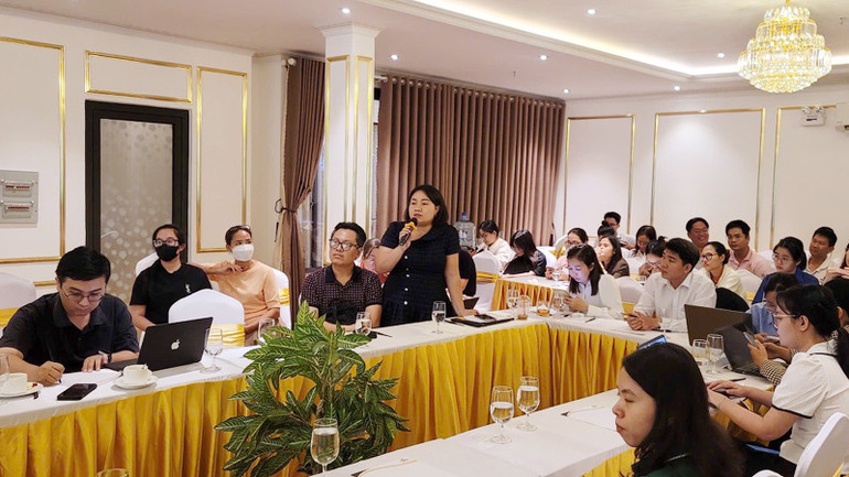 Các đại biểu trao đổi, thảo luận tại hội nghị.